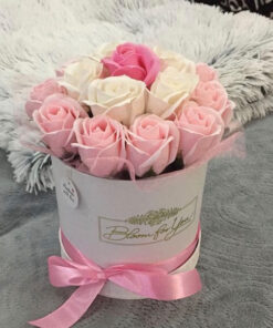 Hộp hoa hồng phấn đựng trong xô