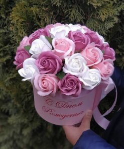 Hộp hoa nhiều mầu đựng trong xô